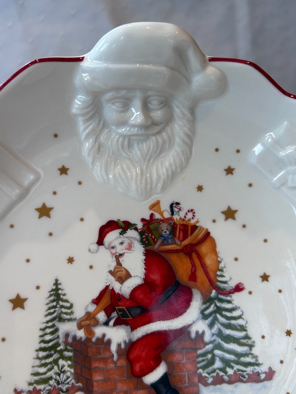Villeroy and Bosch Santa on Rooftop Serving Bowl - Picture 3 of 13